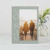 Save The Date Mariage photo moderne Sage Green Script (Debout devant)