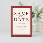 Save The Date Mariage rayé classique en velours rouge écriture (Debout devant)
