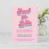 Save The Date Mariage Rétro Groovy Typographie Rose (Debout devant)