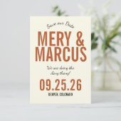 Save The Date Mariage rétro moderne gras jaune et orange script  (Debout devant)