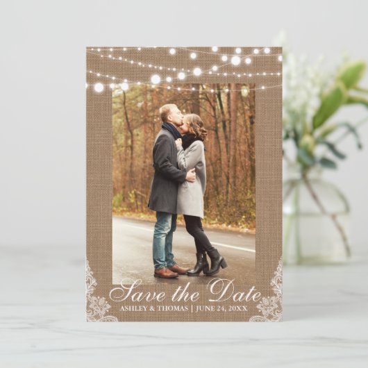 Save The Date Mariage rustique Burlap Lights Enregistrer la date (Debout devant)