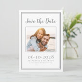 Save The Date Mariage Simple Engagement Photo Gris Blanc (Debout devant)