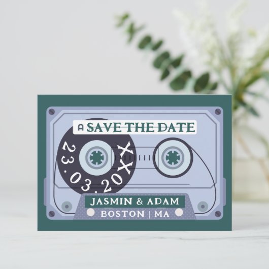 Save The Date Mariage sur cassette audio vert émeraude rétro (Debout devant)