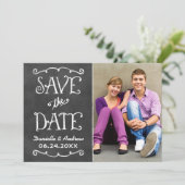 Save The Date Mariage Tableau Noir Écriture Rustique (Debout devant)