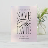 Save The Date Mariage Typographie Script Holographique (Debout devant)