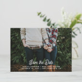 Save The Date Mariage typographique simple et moderne en blanc (Debout devant)