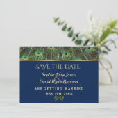 Save The Date Mariage unique bleu marine plumes de paon or (Debout devant)
