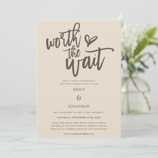 Save The Date Mariage Worth the Wait Script Cream Brown (Debout devant)