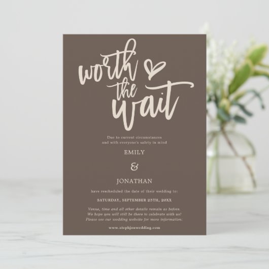 Save The Date Mariage Worth the Wait Script Cream Brown (Debout devant)
