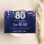 Save The Date Marine bleu argent étoiles 80e anniversaire<br><div class="desc">Une pièce moderne et élégante Save the Date pour 80e anniversaire. Un arrière - plan bleu marine décoré de faux étoiles argentées. Personnalisez et ajoutez une date et un nom. La couleur bleue est inégale. Le texte : Save the Date est écrit avec un grand script de style à la...</div>