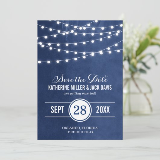 Save The Date Marine Bleu String Lumières Enregistrer la date An (Debout devant)