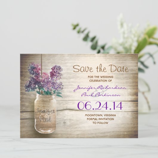 Save The Date mason jar & lilacs enregistrer la date (Debout devant)