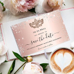 Save The Date Masque d'or rose masqué Quinceanera<br><div class="desc">Une carte Save the Date pour une Quinceañera, 15e anniversaire mascarade fête. Un arrière - plan à l'apparence métallique or rose décoré de poussière de parties scintillant en faux argent et d'un masque masqué. Personnalisez et ajoutez une date et un nom/âge. Le texte : Save the Date est écrit avec...</div>