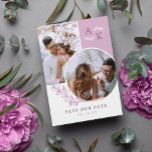 Save The Date Mauve Green Overlapping Photos Enregistrer La Date<br><div class="desc">Double face enregistrer la carte de date en blanc et mauve avec vos initiales,  photos superposées et verdure avec des polices élégantes propres. Photo enregistrer la carte de date avec un design moderne personnalisé avec votre monogramme et photos,  deux d'un côté et l'autre.</div>