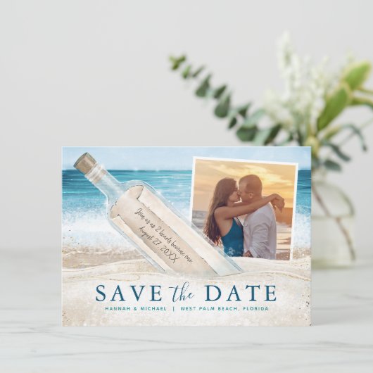 Save The Date Message dans une bouteille Photo Mariage à la plag (Debout devant)