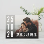 Save The Date Mini moderne Grand Gras Monogramme Photo QR Code (Debout devant)