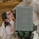 Save The Date Minimal et chic | Sage vert et blanc avec photo<br><div class="desc">Ce mariage élégant et moderne sauve les cartes datées avec un design de texte simple vert et blanc minimaliste,  avec un cadre classique à la bordure. Ajoutez vos initiales ou votre monogramme pour les rendre complètement les vôtres et ajoutez votre photo personnelle préférée au dos.</div>