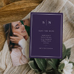 Save The Date Minimal et chic | Violet et blanc avec photo<br><div class="desc">Ce mariage élégant et moderne sauve les cartes datées avec un design de texte simple,  coloré violet foncé et blanc minimaliste,  avec un cadre classique à la bordure. Ajoutez vos initiales ou votre monogramme pour les rendre complètement les vôtres et ajoutez votre photo personnelle préférée au dos.</div>