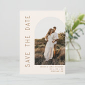 Save The Date Minimalist Ivory & Tan Arch Photo QR Code Wedding (Debout devant)