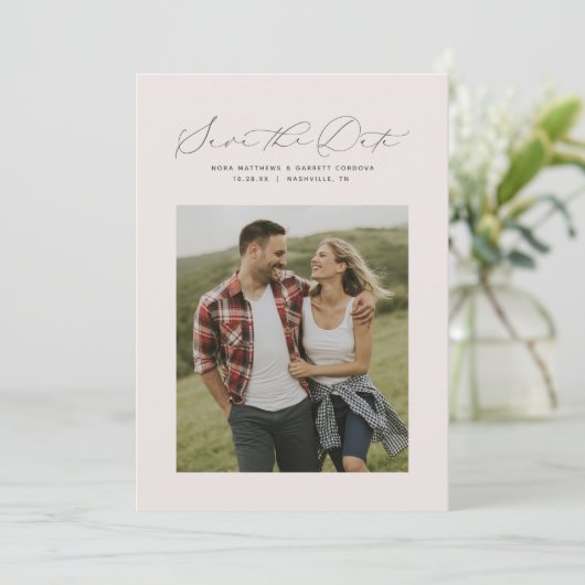 Save The Date Minuscule script rose pâle photo verticale (Debout devant)