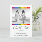 Save The Date Modern Pride Rainbow Flag Lesbian Gay Wedding  (Debout devant)