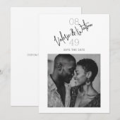 Save The Date Modern Script Numeric Date Black and White Photo (Devant / Derrière)