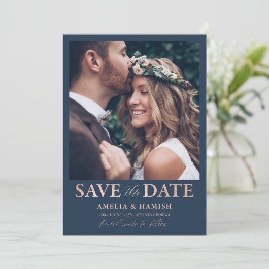 Save The Date Moderne Bleu & Or Rose Enregistrer la date (Debout devant)