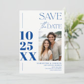Save The Date Moderne chic simple écriture audacieuse bleu blanc (Debout devant)