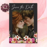 Save The Date Moderne Elégant été prairie floral noir Mariage<br><div class="desc">Notre mariage noir au charbon de bois sauvez la carte de date avec votre photo préférée avec un bouquet saisissant de fleurs sauvages de prairie d'été en rose rousse, magenta, crème et jaune avec la verdure luxuriante, est un chef-d'oeuvre moderne. Le texte blanc immaculé ajoute une touche d'élégance, tandis que...</div>