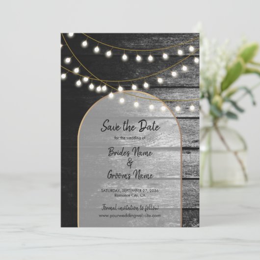 Save The Date Moderne Rustique Noir Bois Lumière Arc Mariage (Debout devant)