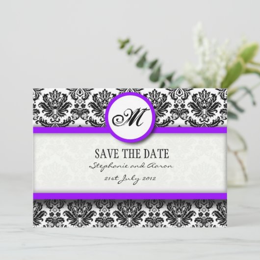 Save The Date Monogramme Damas noir et violet Enregistrer la dat (Debout devant)