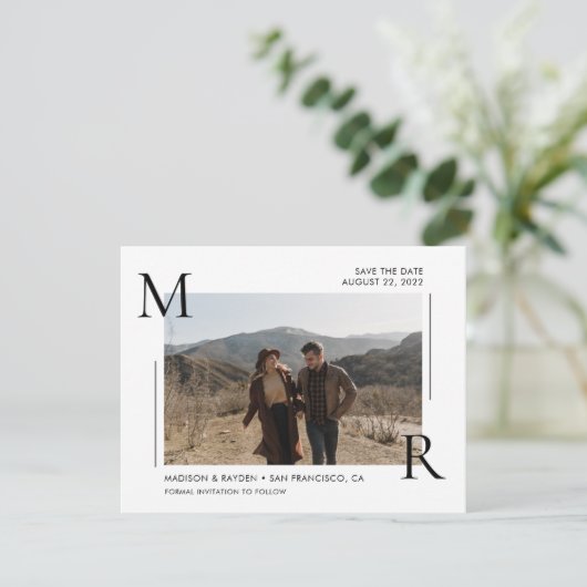 Save The Date Monogramme initial simple et moderne avec photo (Debout devant)