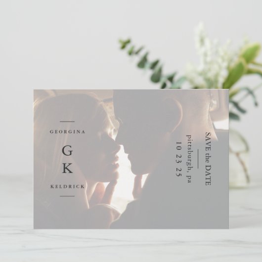 Save The Date Monogramme noir simple Un Mariage photo (Debout devant)