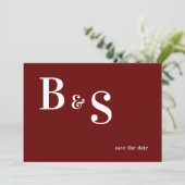 Save The Date Monogramme rouge moderne simple QR Code Enregistre (Debout devant)