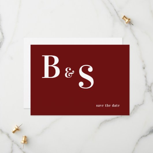 Save The Date Monogramme rouge moderne simple QR Code Enregistre (Devant/Arrière en situation)