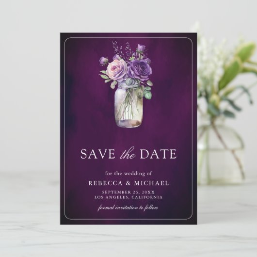 Save The Date Moody foncé violet Floral Mason Jar Mariage (Debout devant)