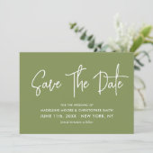 Save The Date Moss Green Moderne Calligraphie Scannable QR Code (Debout devant)