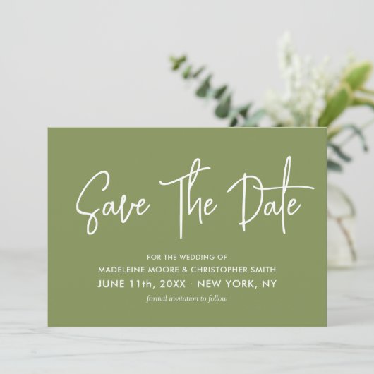 Save The Date Moss Green Moderne Calligraphie Scannable QR Code (Debout devant)