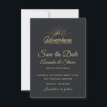 Save The Date Mountain Adventure Rustic<br><div class="desc">Un mariage enregistre la carte de date avec une illustration de couleur or sur un arrière - plan gris-noir. Conçu avec une illustration d'une montagne avec les rayons de soleil brillant vers l'extérieur de derrière. La typographie dit : Aventure explorer la découverte de rêve.</div>