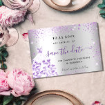 Save The Date Mousseux mauve argenté de Quinceanera<br><div class="desc">Une fille et tendance Sauvez la Date pour une Quinceañera, 15ème anniversaire fête. Un faux arrière - plan argenté décoré de parties scintillant violettes et violettes brille. Personnalisez et ajoutez une date et un nom/âge. Le texte : Save the Date est écrit avec un grand script de style à la...</div>