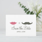 Save The Date Moustache et Lèvres Élégantes Sauvent la Date (Debout devant)