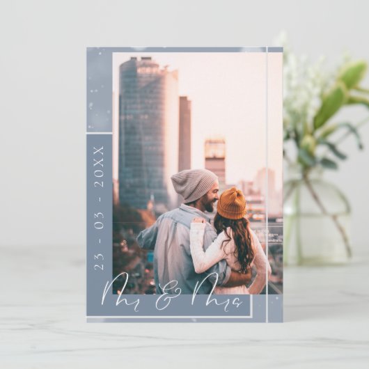Save The Date Mr & Mrs Dusty Blue White Script Photo (Debout devant)