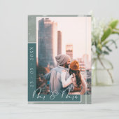 Save The Date Mr & Mrs Emerald Green White Script Photo (Debout devant)