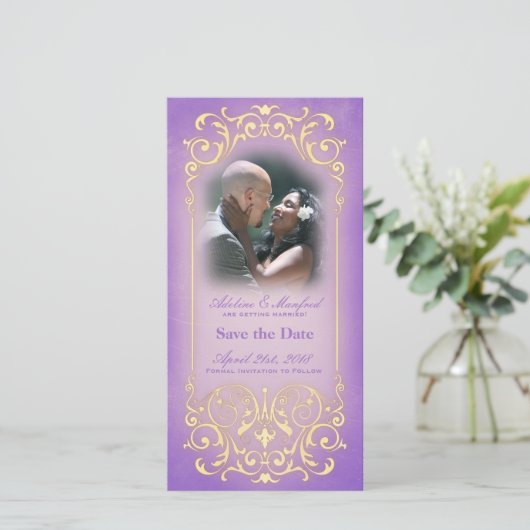 Save The Date Nouveau Victorien : Lilac & Gold Enregistrer la da (Debout devant)