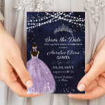 Save The Date Nuit étoilée violet Lilac Gown Argent Quinceañera<br><div class="desc">Personnalisez cette merveilleuse nuit étoilée en argent quinceañera enregistrer la carte de date avec votre propre libellé facilement et rapidement, appuyez simplement sur le bouton Editer à l'aide des outils de conception pour réorganiser et formater le style et le placement du texte. Également disponible dans un format de téléchargement instantané...</div>