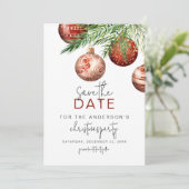 Save The Date Ornements Red & Gold Tree | Fête de Noël (Debout devant)