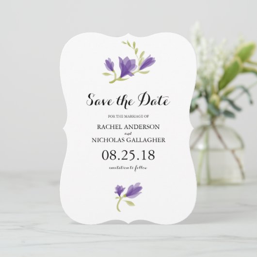 Save The Date Parfum Freesia Petals | Enregistrer la date (Debout devant)