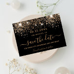 Save The Date Parties scintillant d'or noir<br><div class="desc">Une fille et tendance Enregistrer la carte Date pour une fête d'anniversaire. Un arrière - plan noir décoré de parties scintillant en faux or brille. Personnalisez et ajoutez une date et un nom. Lettres de couleur dorée. Le texte : Save the Date est écrit avec un grand script de style...</div>