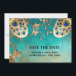 Save The Date Peacock plumes nature luxueuse oiseau plumage blu<br><div class="desc">Un beau design 3D avec plumes de paon irisées en bleu, vert émeraude, turquoise et or dressé contre un arrière - plan bleu marbré et fleuri qui a des tourbillons décoratifs sur les bords. Le design encadre deux modèles noirs modifiables qui peuvent être changés à n'importe quel libellé de votre...</div>