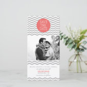 Save The Date Perfect Chevron Coral & Grey Enregistrer La Date P (Debout devant)